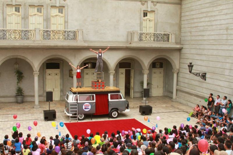 Circo Andante se traslada por diferentes puntos de la ciudad . Aquí en La Plazuela del Teatro Municipal de Lima.