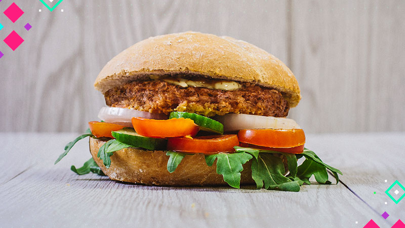 Ser vegetariano es descubrir que todo es hamburgueseable. Aquí una hamburguesa de lentejas como prueba.