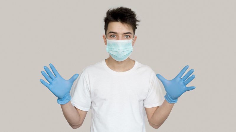 ¿Qué tan seguro es el uso de guantes para enfrentar al coronavirus? 