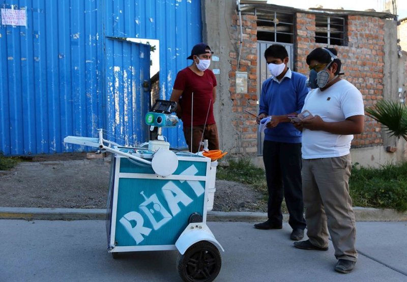 Chicos ayacuchanos fabricaron un robot para atender a pacientes con coronavirus