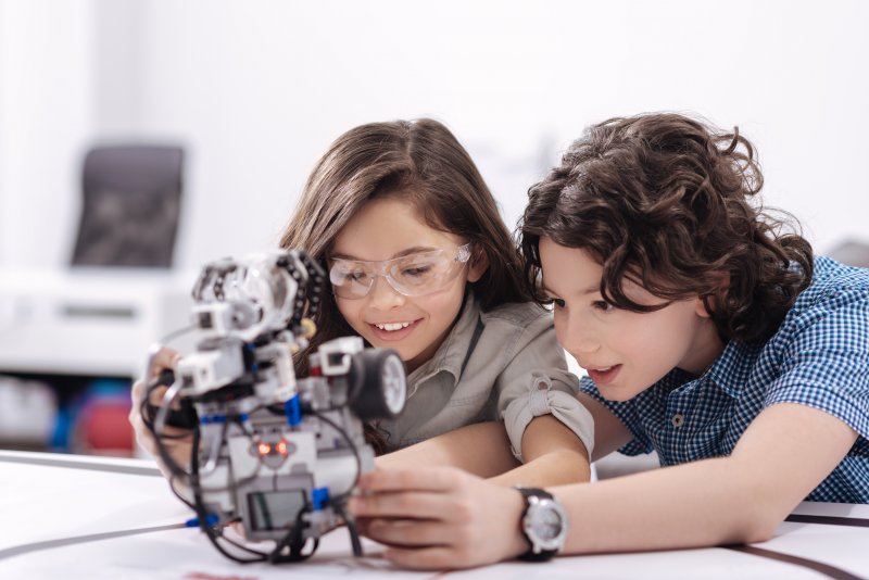 Aprender robótica ayuda a los niños a abrir su mente y a aprender pensar de forma creativa.