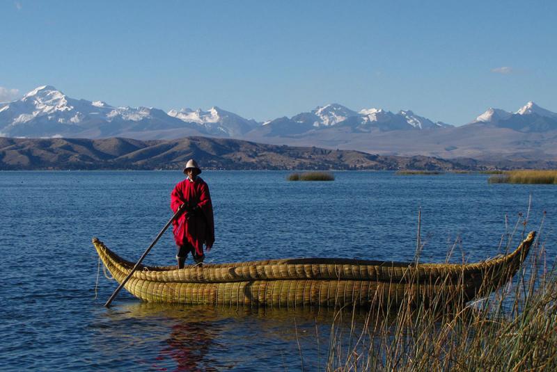 Puno - Balsa de totora en el lago Titicaca