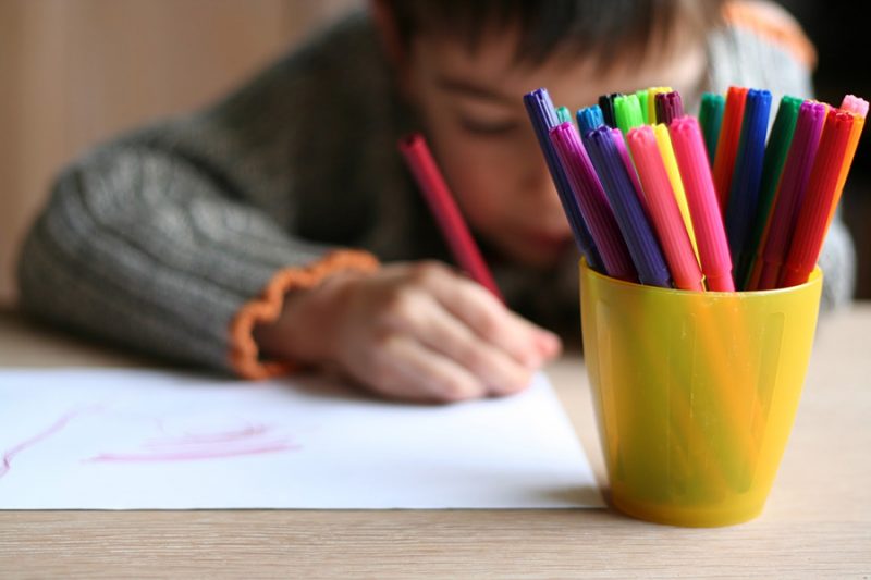 Un niño escribiendo con sus plumones. Créditos de la foto: Internet
